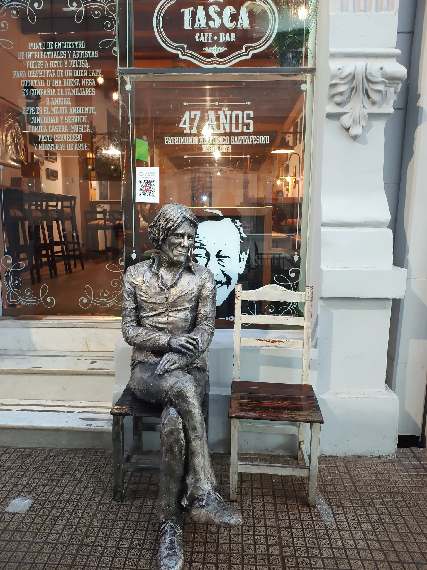 Estatua de Spinetta en el Bar La Tasca, de Santa Fe